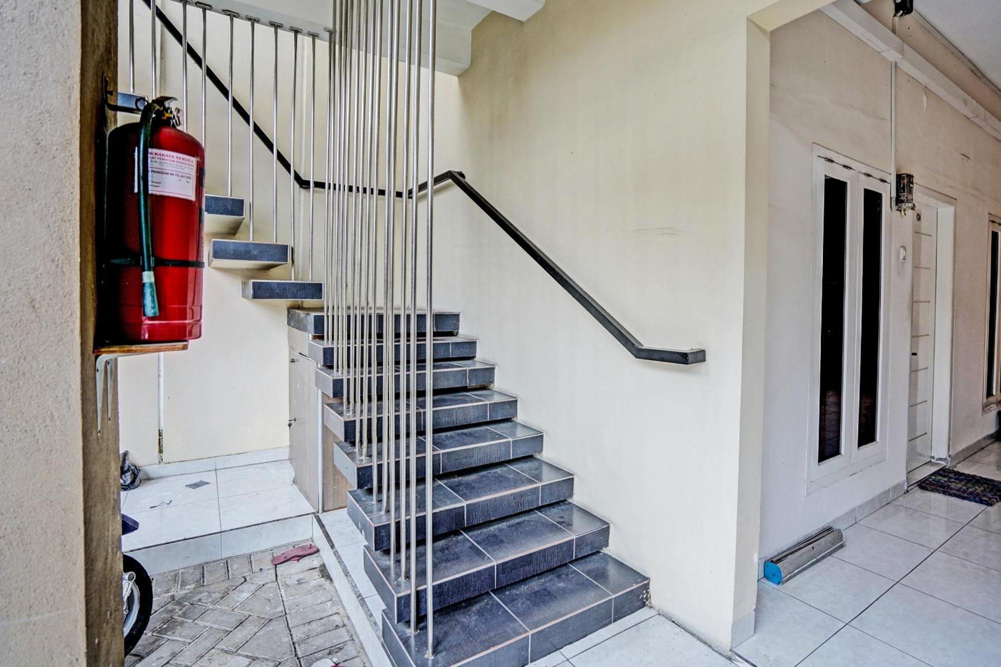 טולונגאגונג Oyo Life 92190 Arya Guest House מראה חיצוני תמונה